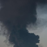 　アラブ首長国連邦（ＵＡＥ）フジャイラで、煙が上がる石油施設＝１４日（ＡＰ＝共同）