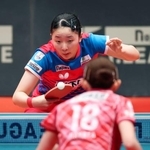 　日本生命-神奈川　第２試合のシングルスでプレーする神奈川の張本美和＝代々木第二体育館