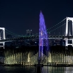　東京都が港区のお台場海浜公園に整備した世界最大級の噴水「東京アクアシンフォニー」＝２８日夜