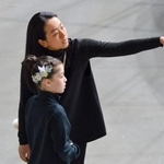 　試合会場で生徒を指導する浅田真央さん＝２８日、東京辰巳アイスアリーナ