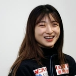 　優勝から一夜明け、取材に応じる坂本花織＝２８日、プラハ（共同）