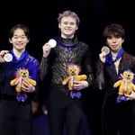 　男子の表彰式でメダルを掲げる（左から）２位の鍵山優真、優勝のイリア・マリニン、３位の佐藤駿＝プラハ（共同）