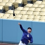 　試合前に調整するドジャース・山本＝ロサンゼルス（共同）