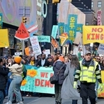 　「ＮＯ　ＫＩＮＧＳ（王はいらない）」をスローガンに行進するデモ隊＝２８日、米ニューヨーク（共同）