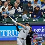 　ブルワーズ戦の４回、メジャーデビューから２試合連続本塁打となる２号ソロを放つホワイトソックス・村上＝ミルウォーキー（共同）