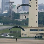 　米軍が沖縄県の嘉手納基地で実施したパラシュート降下訓練＝２９日午前