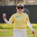 　第３ラウンド、１８番でバーディーを奪い、拍手に応える勝みなみ。通算１６アンダーで３位＝ワールウインドＧＣ（共同）