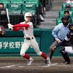 　中京大中京-智弁学園　６回裏智弁学園２死一、三塁、馬場井が左前に同点打を放つ。投手太田、捕手津末＝甲子園