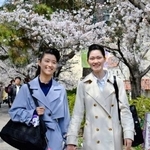 　笑顔で入学説明会に向かう宝塚音楽学校の合格者＝２９日午前、兵庫県宝塚市