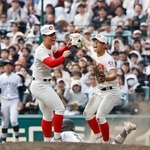 　中京大中京戦で完投し、逢坂（右）と喜ぶ智弁学園・杉本＝甲子園