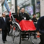 　「御名残道頓堀お練り」を行う片岡仁左衛門さん＝２９日午後、大阪・道頓堀