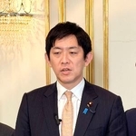 　記者団の取材に応じる自民党の小林政調会長＝２９日午後、仙台市