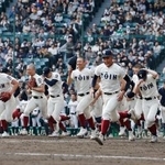 　専大松戸に勝利し、駆け出す大阪桐蔭ナイン＝甲子園