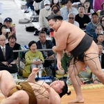 　大相撲の春巡業に参加した霧島（右）＝三重県伊勢市