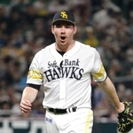 　５回を投げ終え、ベンチに戻るソフトバンクのスチュワート。２季ぶりの勝利を挙げた＝みずほペイペイドーム