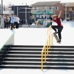 　「小山公園ニュースポーツ広場」が全面改修し、記念式典でスケートボードを披露する吉沢恋選手＝２９日午前、相模原市