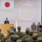 　陸上自衛隊朝霞駐屯地で開かれた新部隊「情報作戦隊」の発足記念式典＝２９日午前