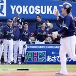 　８回、サンタナの３点二塁打で逆転し、喜ぶ池山監督（左端）らヤクルトベンチ＝横浜