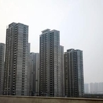 　未完成の巨大マンション群＝２３日、中国河南省鄭州市（共同）