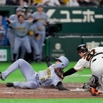 　８回、代打木浪の勝ち越し内野安打で生還した阪神の二走坂本。巨人の捕手岸田＝東京ドーム