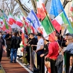 　東京・霞が関の外務省前に集まった日本在住のイラン人ら＝２９日午後