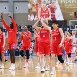 　準決勝第２戦で富士通に勝利し、歓声に応えるデンソーの選手たち＝豊田市総合体育館