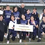 　女子で優勝し、ポーズをとるシグナス東京の選手ら＝富士通スタジアム川崎