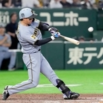 　９回阪神１死、森下が左越えに本塁打を放つ＝東京ドーム