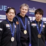 　メダリスト記者会見で撮影に応じる（左から）２位の鍵山優真、優勝のイリア・マリニン、３位の佐藤駿＝プラハ（共同）