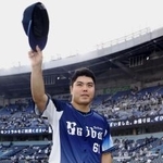 　５安打完封で今季初勝利を挙げ、ファンの声援に応える西武・平良＝ＺＯＺＯマリン
