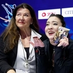 　アイスダンスフリーの演技を終え、キスアンドクライで亡き兄クリスさんの写真を掲げるアリソン・リード（右）＝プラハ（共同）