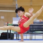 　体操男子の強化合宿で行われた試技会の床運動で演技する岡慎之助＝味の素ナショナルトレーニングセンター