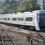 　ＪＲ東日本の中央線特急で使用されているＥ３５３系＝２０１８年、山梨県北杜市