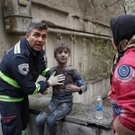 　イラン・テヘランで、攻撃により負傷した少年を支える救急関係者＝２８日（ＡＰ＝共同）