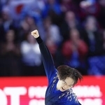 　男子フリーの演技を終え、ガッツポーズする鍵山優真＝２８日、プラハ