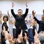 　万歳する深沢義彦氏（中央）。右は石破前首相＝２９日深夜、鳥取市