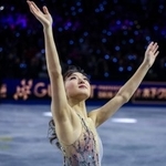 　世界フィギュアのエキシビションで観客に手を振る坂本花織＝２９日、プラハ（ゲッティ＝共同）