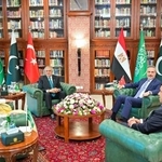 　協議する（左から）サウジアラビア、パキスタン、トルコ、エジプトの各外相＝２９日、イスラマバード（パキスタン外務省提供・共同）