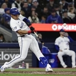 　米大リーグ、アスレチックス戦の４回、メジャー初本塁打を放つブルージェイズ・岡本和真＝２９日、トロント（共同）