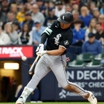 　ブルワーズ戦の２回、３号ソロを放つホワイトソックス・村上。日本勢初のメジャーデビューから３試合連続本塁打となった＝ミルウォーキー（共同）