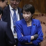 　参院予算委の集中審議が休憩に入り、委員らと言葉を交わす高市早苗首相＝２５日