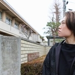 　通級指導教室の支援員として働いた母校の校舎を見る新井麻衣良さん＝埼玉県熊谷市