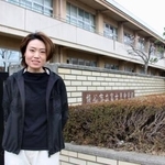 　通級指導教室の支援員として働いた母校の前に立つ新井麻衣良さん＝埼玉県熊谷市