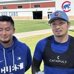 　取材に応じるカブスの鈴木（右）＝２３日、メサ