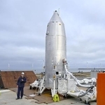 　報道陣に公開された小型実験機「ＲＶ-Ｘ」＝１４日、秋田県能代市