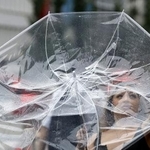 　強風にあおられた傘