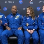 　記者会見するＮＡＳＡのリード・ワイズマン飛行士（左端）ら４人＝２９日、米フロリダ州のケネディ宇宙センター（ＮＡＳＡの中継から・共同）