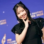 　カメラに向かいポーズをとる中井亜美＝２９日、プラハ（共同）