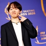 　中井亜美のポーズをまねる鍵山優真＝２９日、プラハ（共同）