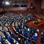 　２０２６年度暫定予算案を可決した衆院本会議＝３０日午後